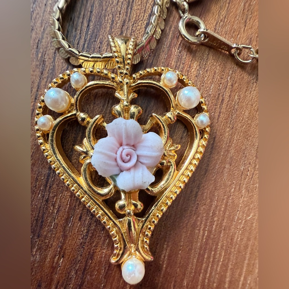 VTG Avon Gold Tone Necklace Heart Floral Rose Pink Faux Pearl Accents - Picture 2 of 5